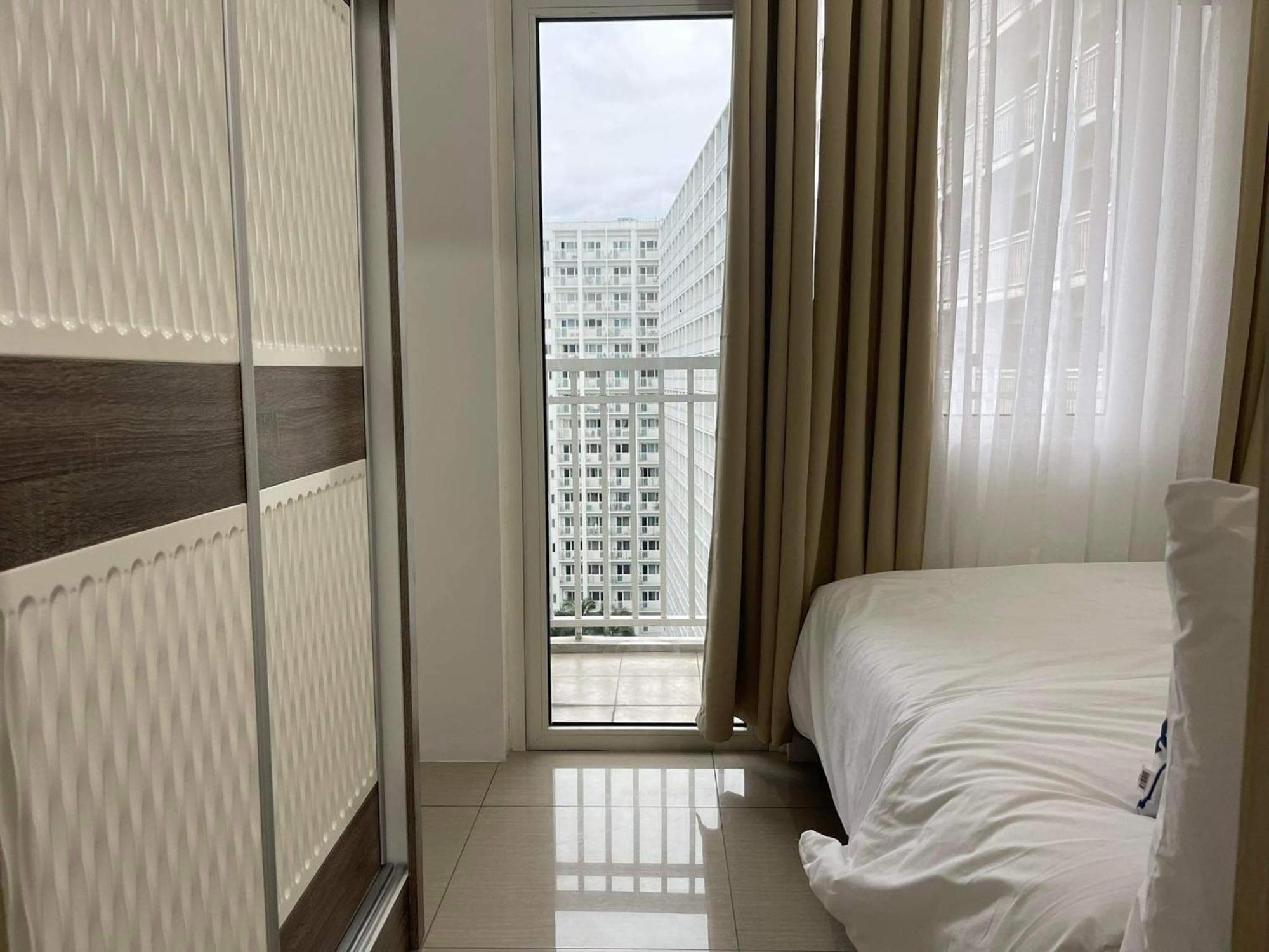 Shore 1 & 3 Residences Moa 1br With Balcony By Darpm Apartment *