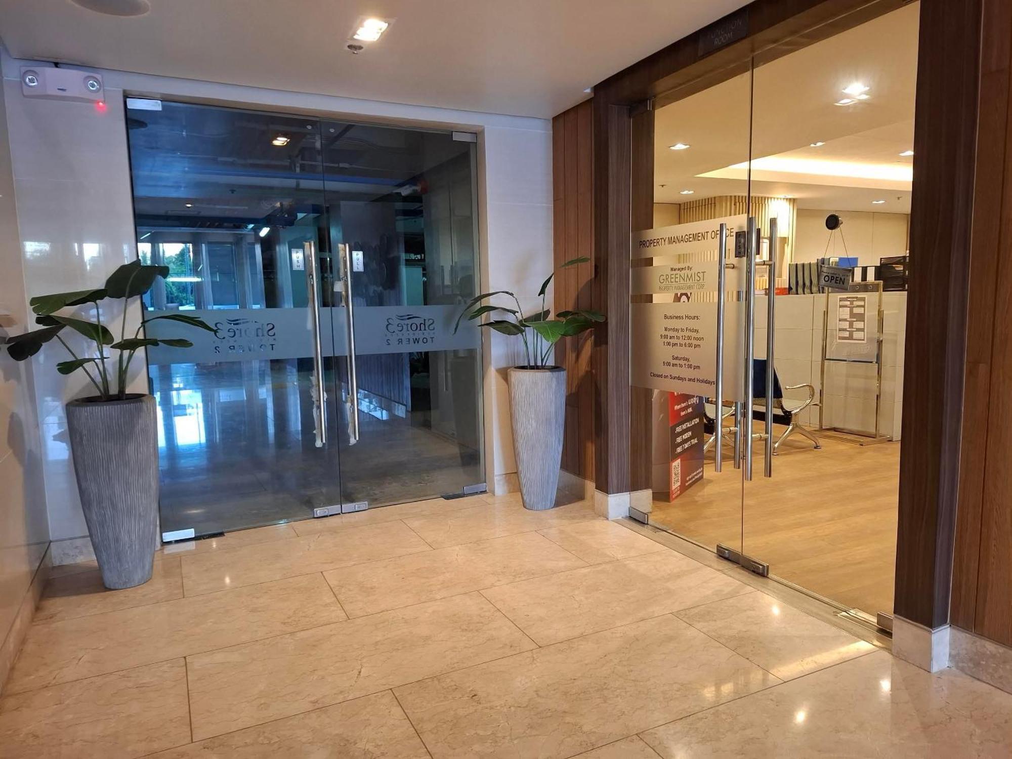 Apartment Shore 1 & 3 Residences Moa 1br With Balcony By Darpm Manila