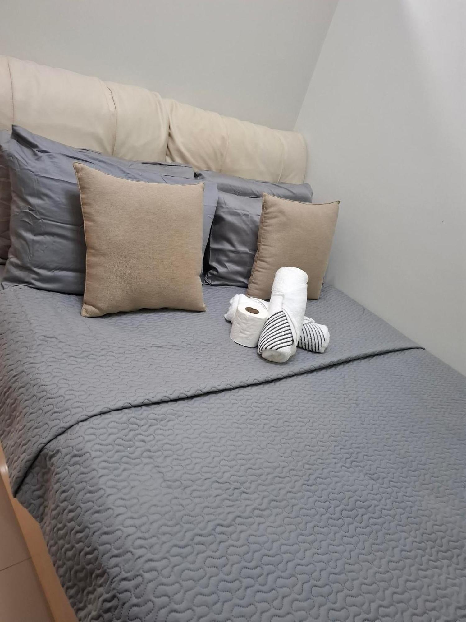 Shore 1 & 3 Residences Moa 1br With Balcony By Darpm Apartment