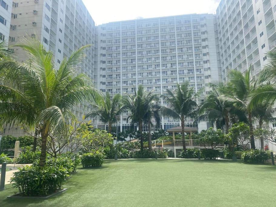 Apartment Shore 1 & 3 Residences Moa 1br With Balcony By Darpm Manila